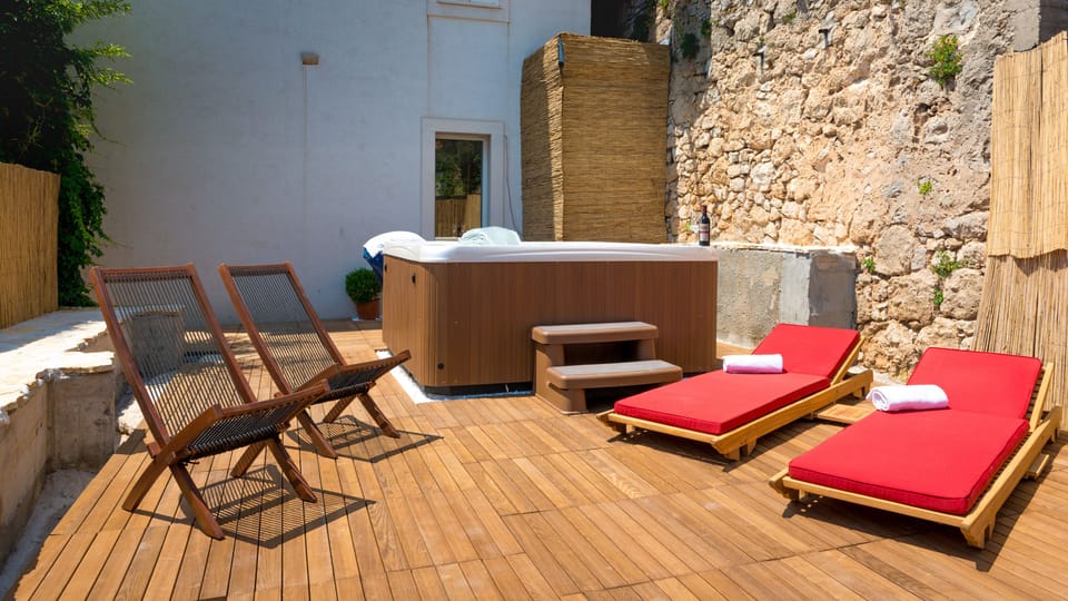 Outdoor spa tub