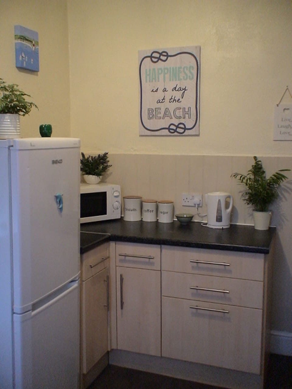 Tea/Coffee/Microwave area