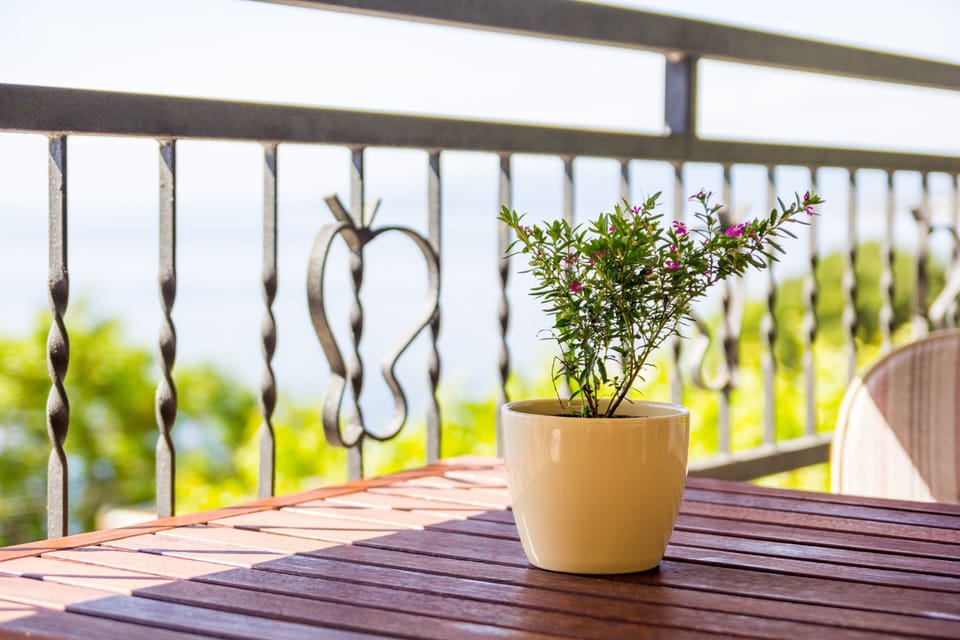 Balcony motif