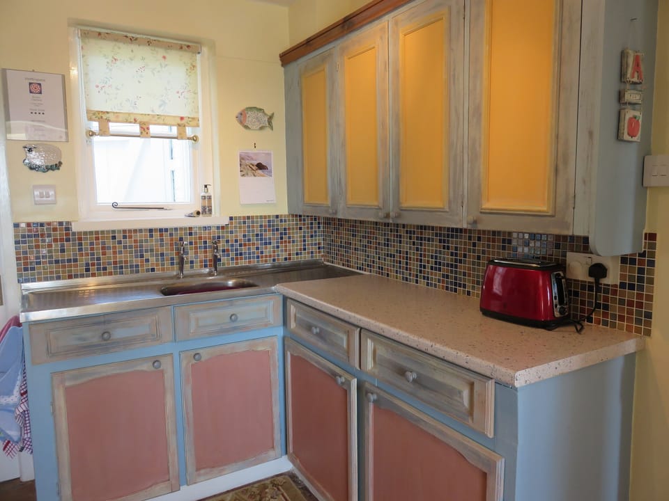 Cheerful well equipped kitchen.