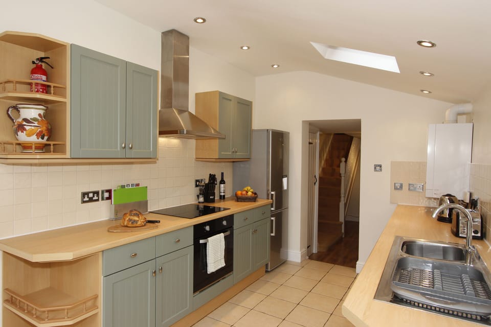 Kitchen including dishwasher and washing machine