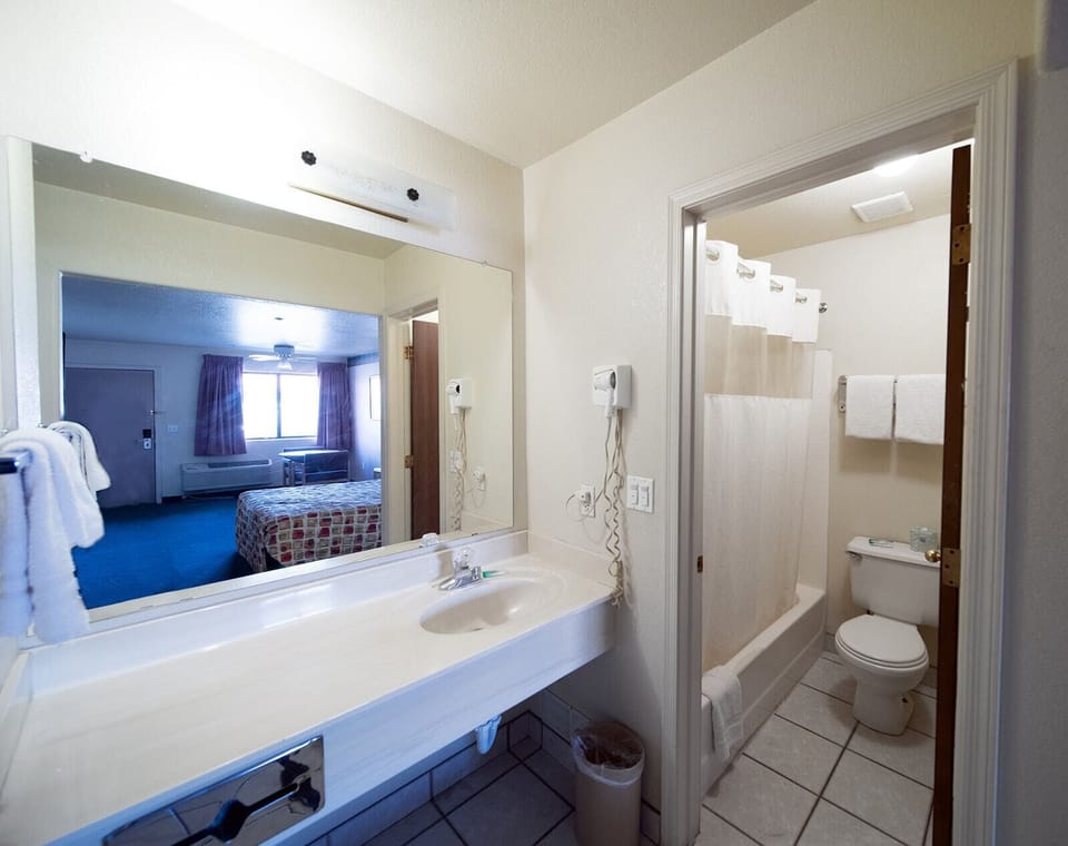 Bathtub, towels