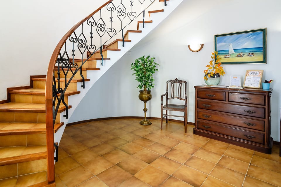 Casa de Banho (1º andar) com duche e 2 janelas. Já foi remodelada em 2022.