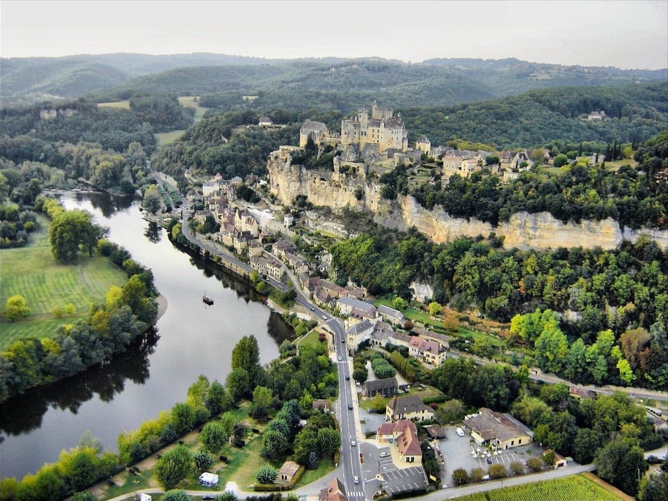 The Dordogne river makes its way between towns / villages.
