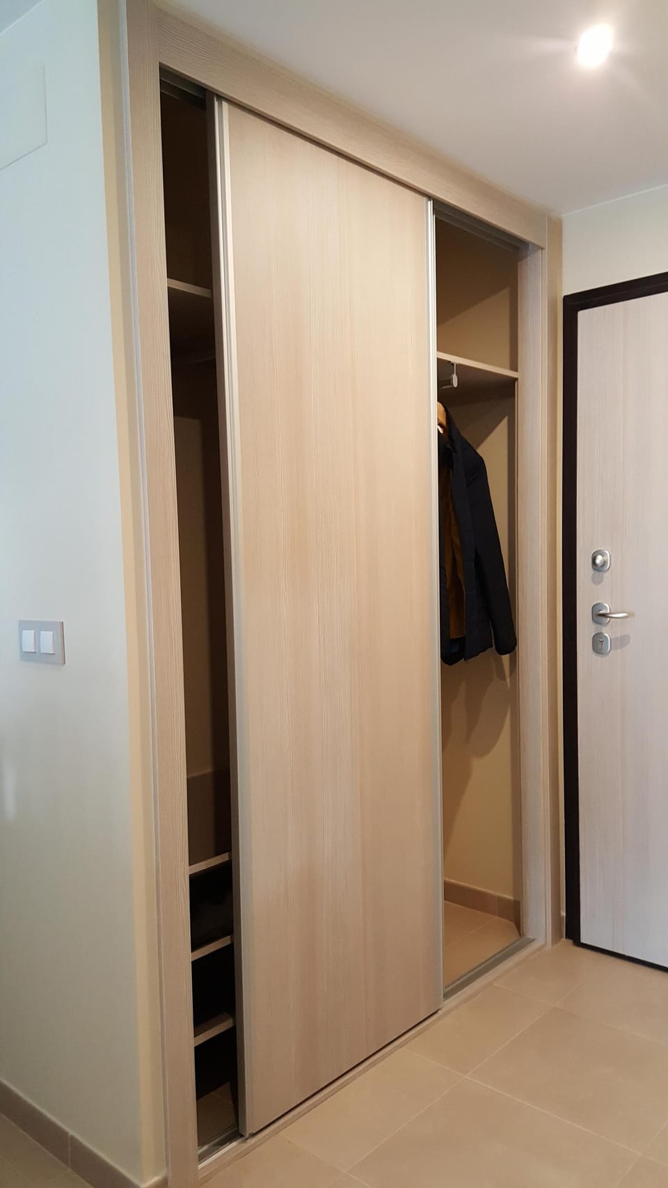 Entrance with wardrobe