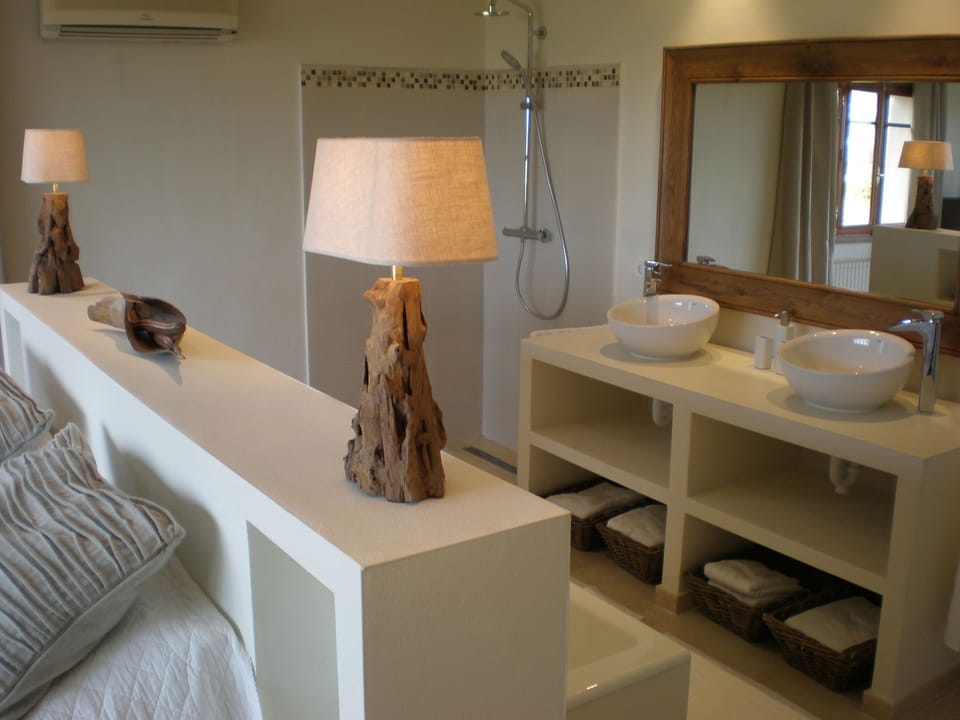 bathroom in masterbedroom