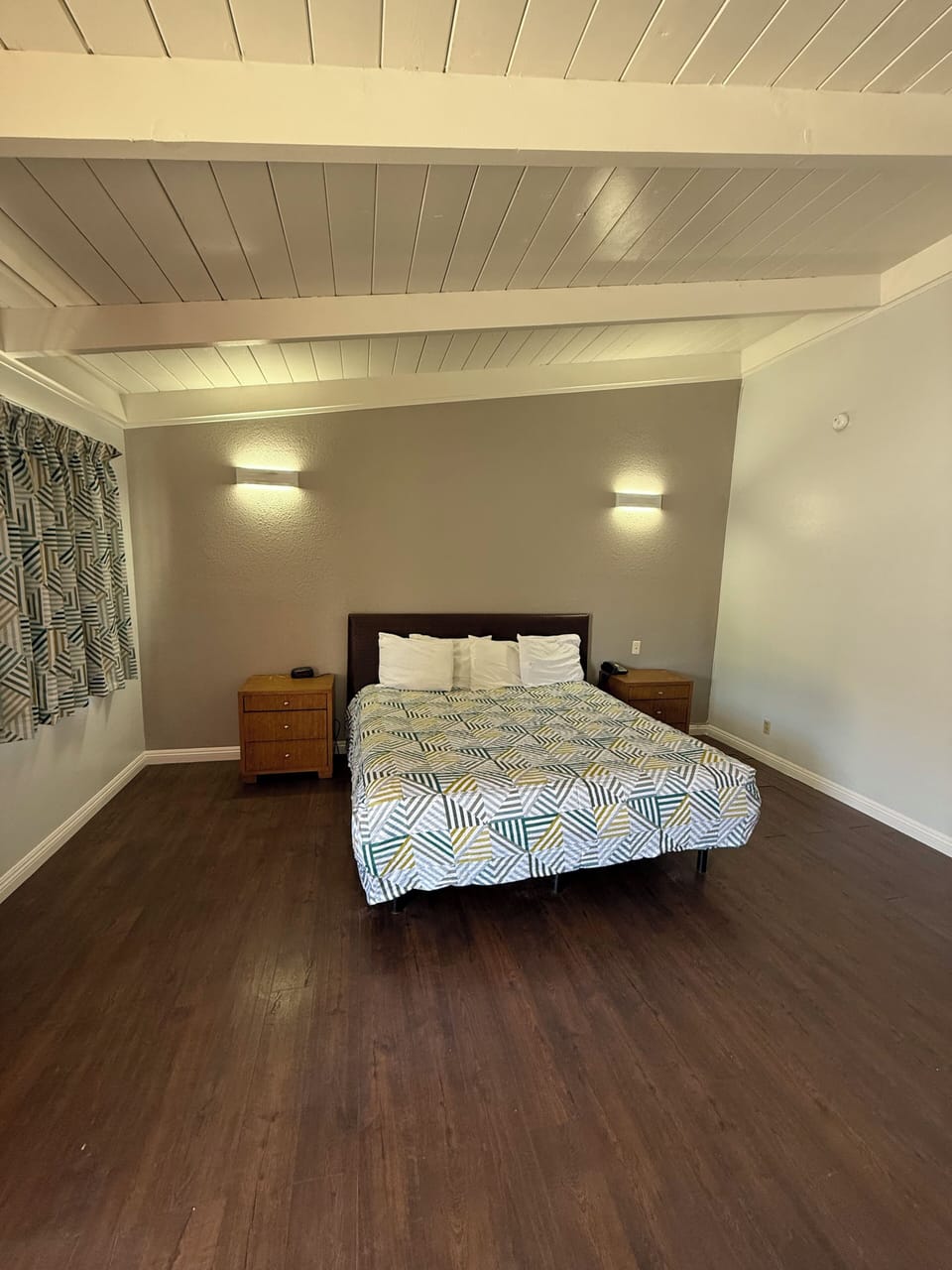 Studio, 1 King Bed, Non Smoking | Iron/ironing board, free WiFi, bed sheets, alarm clocks