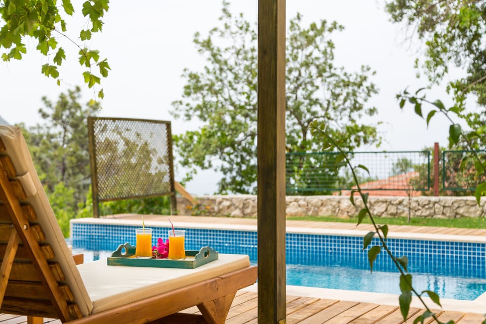 the private pool of the cottage