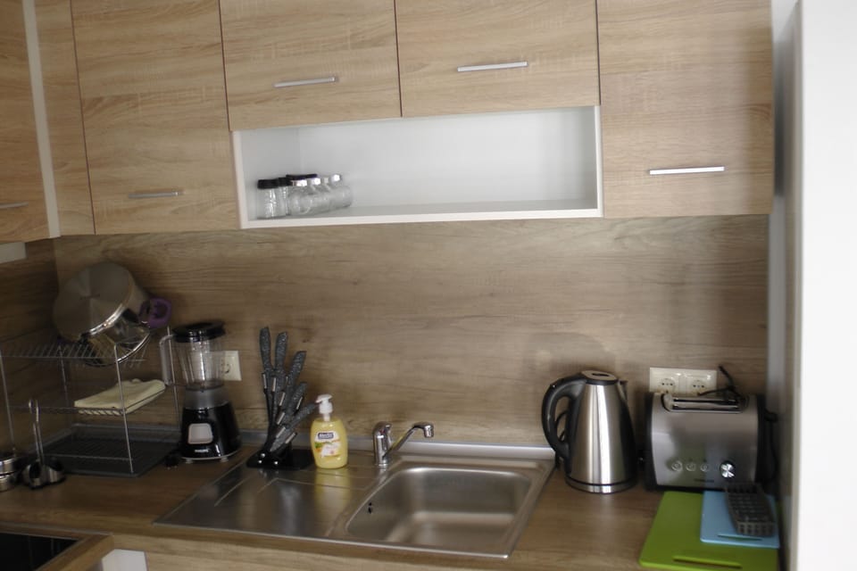 Toaster , kettle and blender 