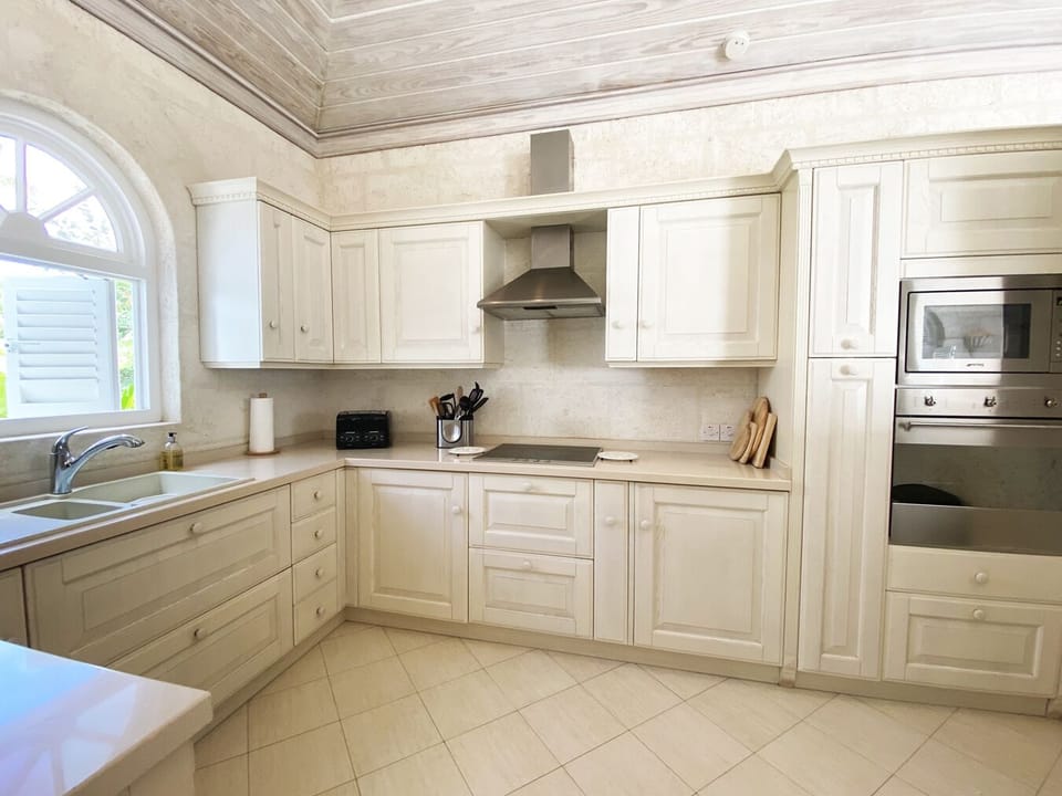 The fully equipped kitchen has every facility for breakfast, lunch or dinner.