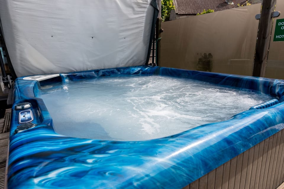 Hot tub, perfect for relaxing under the stars