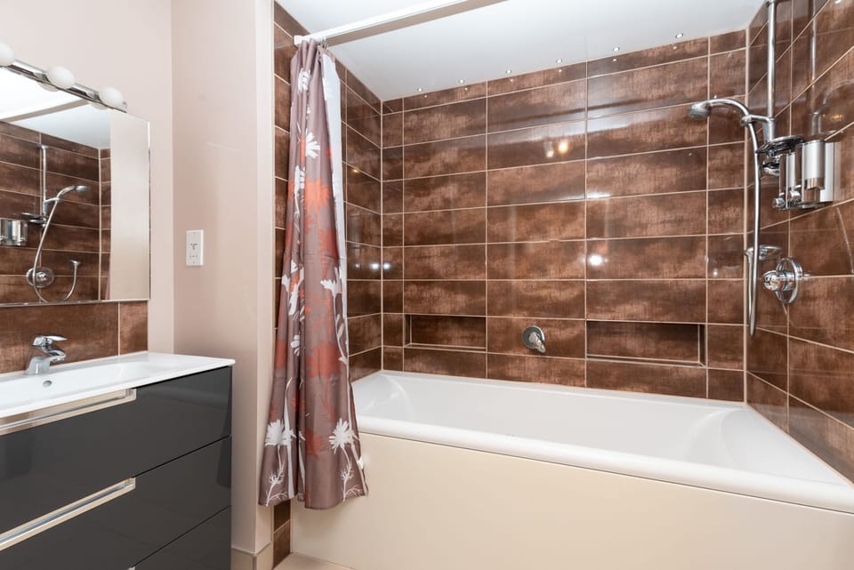 Master ensuite bathroom
