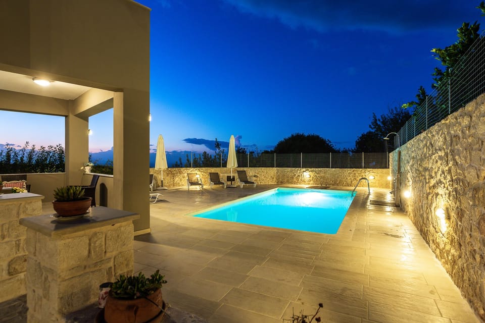 Outside/Pool