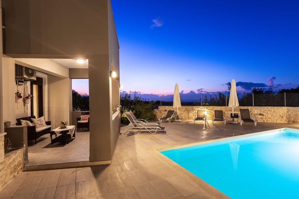 Outside/Pool