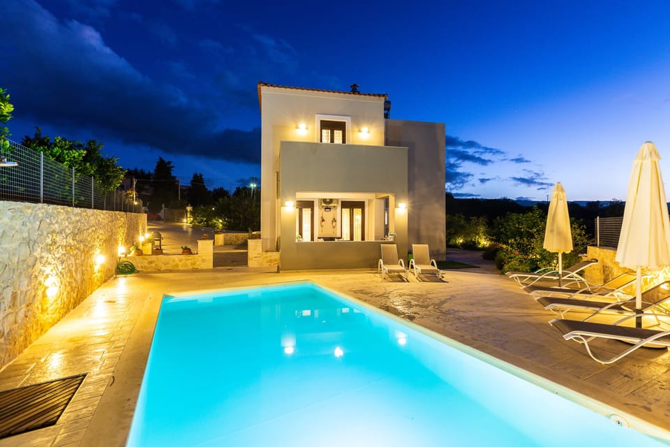 Outside/Pool
