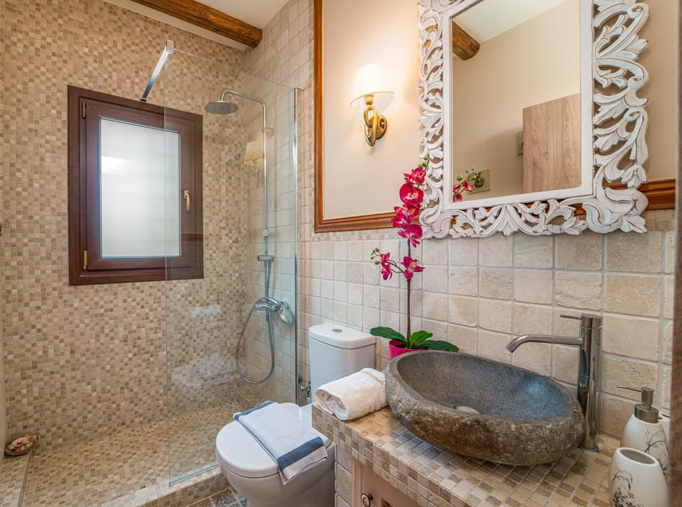 Ground floor full bathroom.