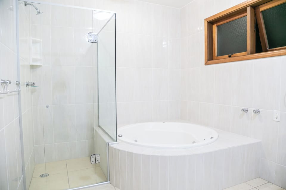 Suíte Tripla com Hidromassagem e Lareira | Private spa tub