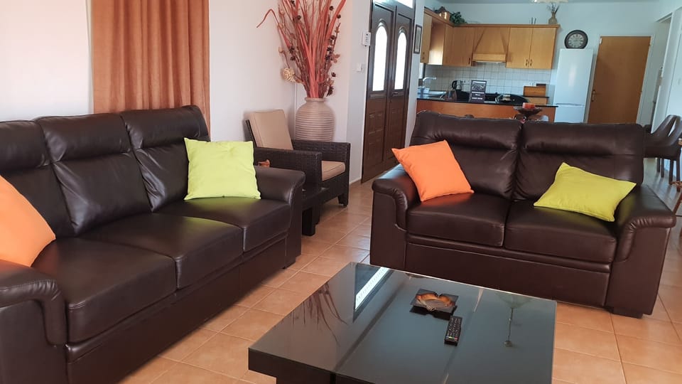 Large sitting room 
