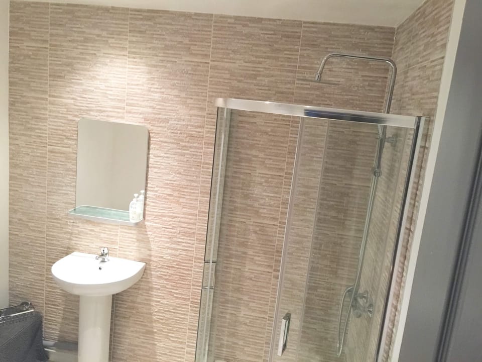 Main bathroom with shower and toilet 