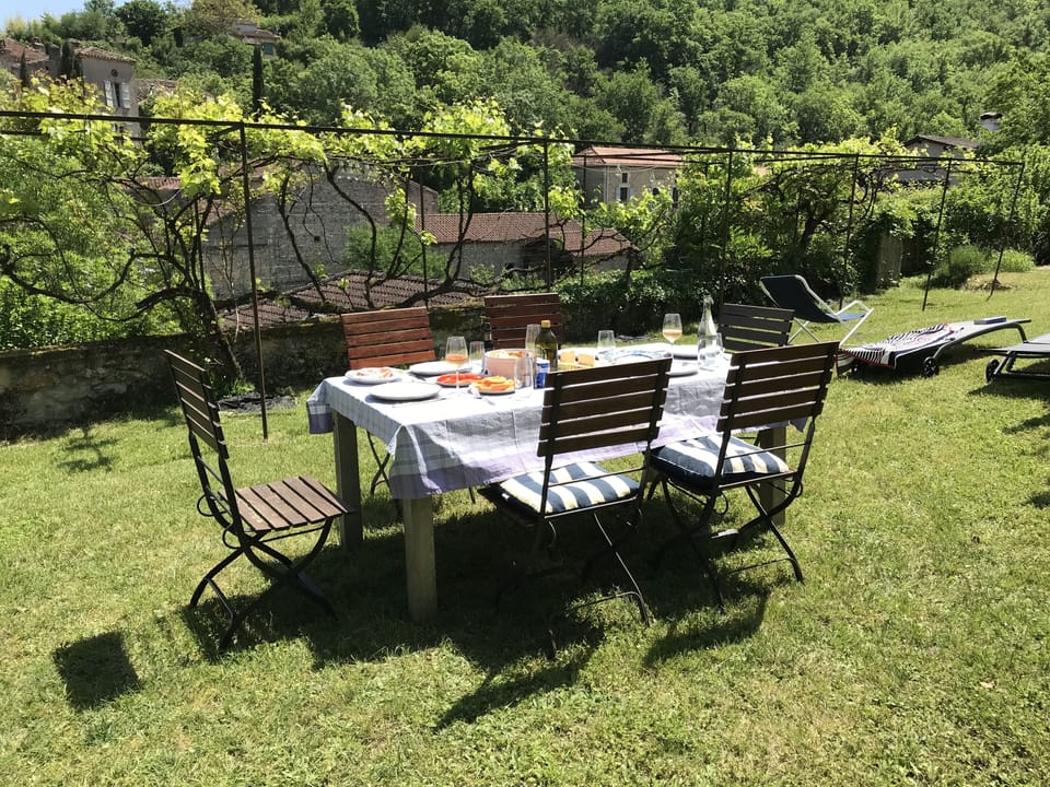 lunchtime in the garden