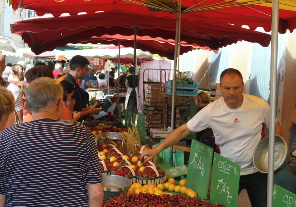 One of the 6 or so markets within 15 to 30 minutes from Sablet , almost everyday