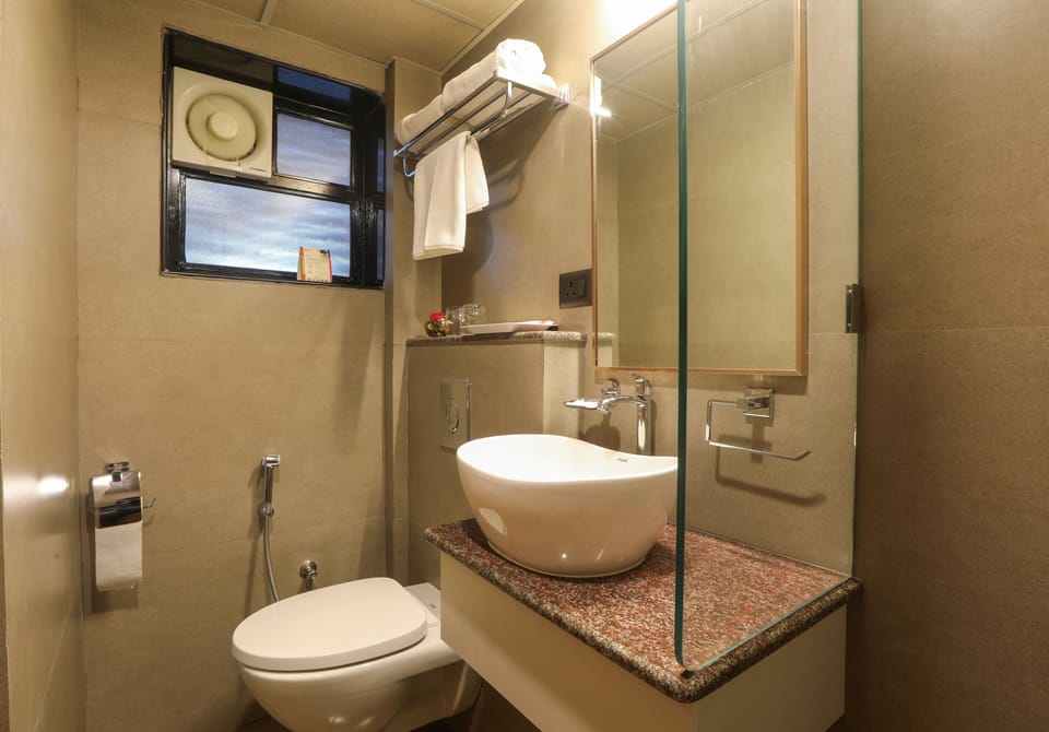 Executive Garden View Room | Bathroom | Shower, towels, soap, shampoo