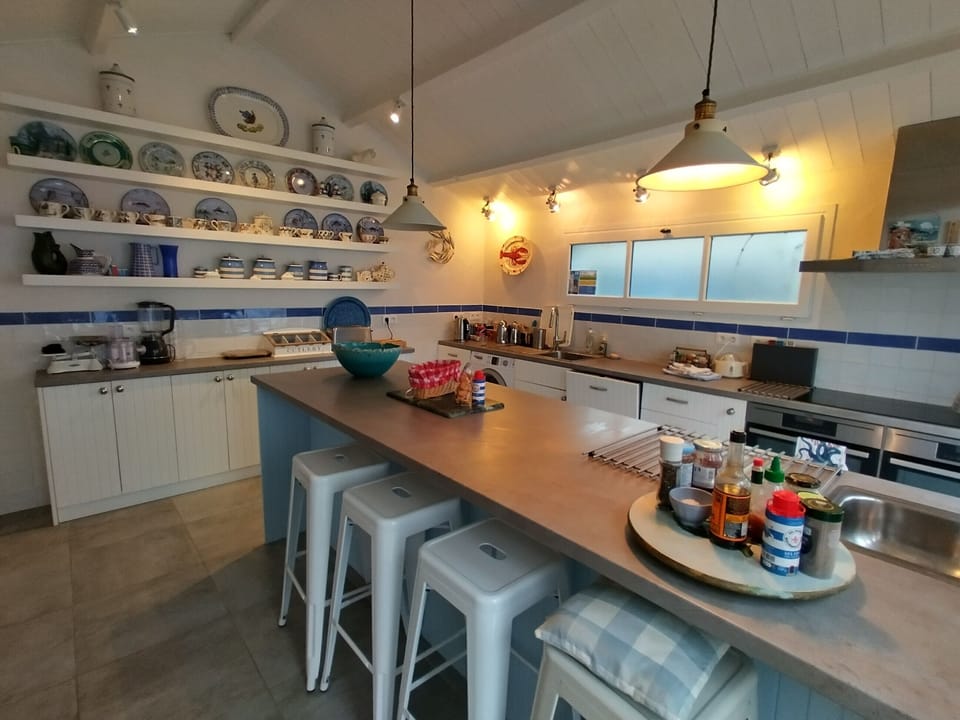 Kitchen with 2 ovens and an induction hob