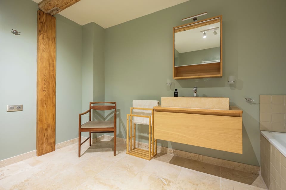 1st floor large bathroom