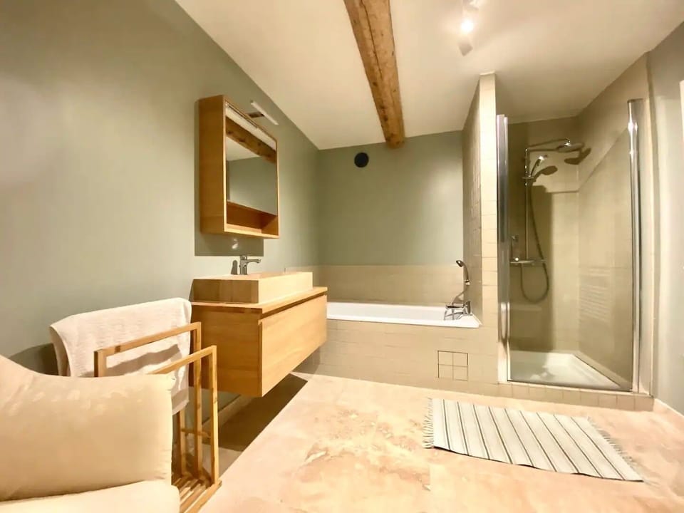 Shower cubicle next to the bath