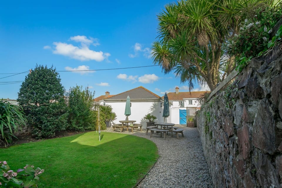 Enclosed garden lawn at Foreshore dog friendly holiday home Cornwall