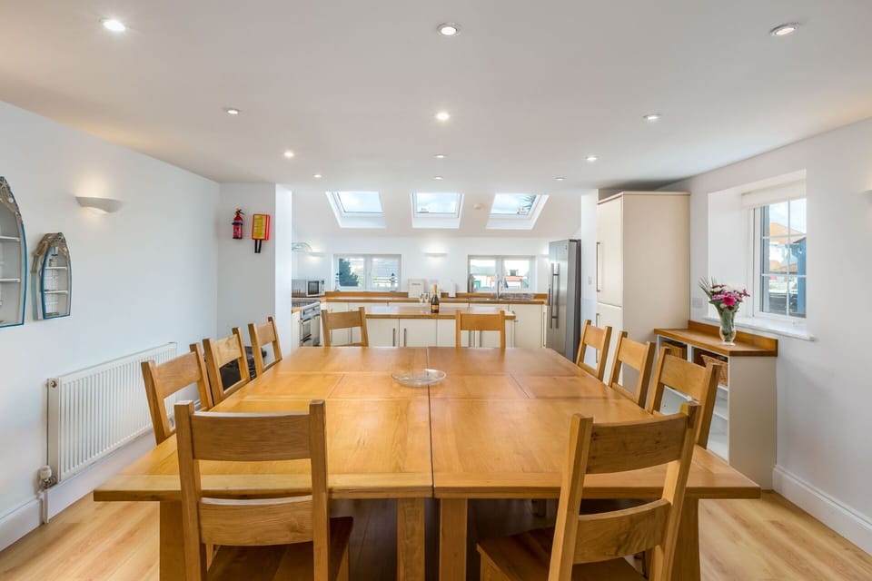Large dining table for groups at Foreshore holiday home Cornwall