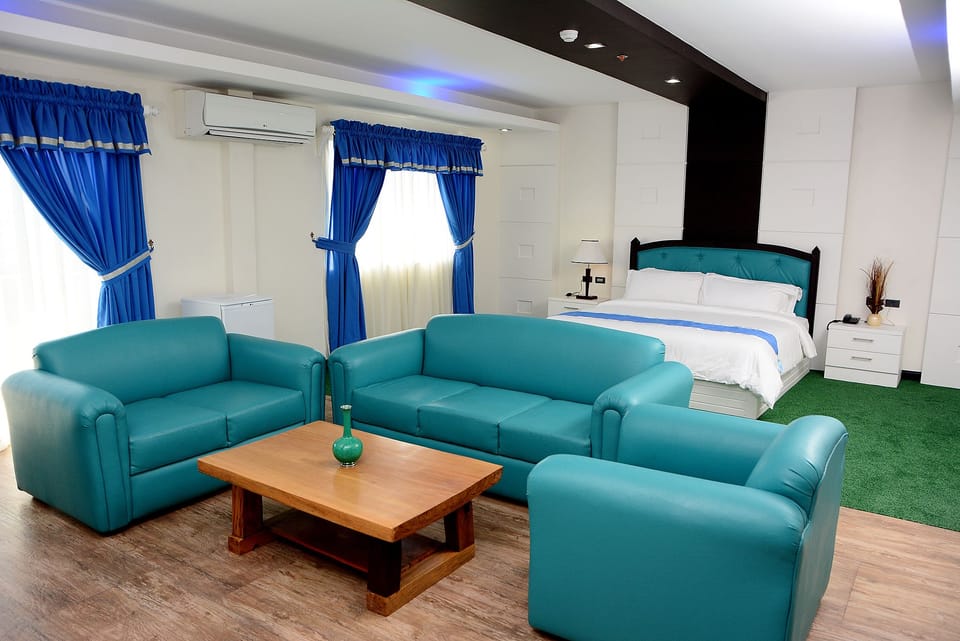 Executive Suite | Desk, laptop workspace, blackout drapes, iron/ironing board