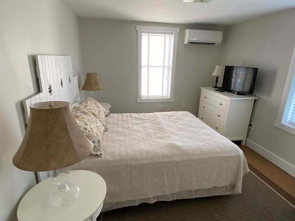 Upstairs bedroom 5: queen bed w/TV