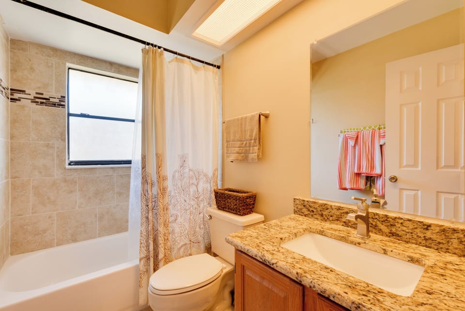 Full Bathroom | Towels Provided