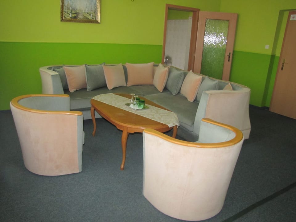 Deluxe Double Room, 1 Bedroom, Private Bathroom | Living room | TV
