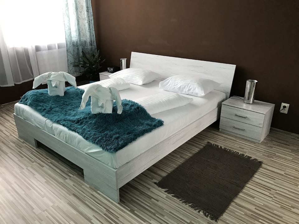 Deluxe Double Room, 1 Bedroom, Private Bathroom | In-room safe, desk, free WiFi, bed sheets