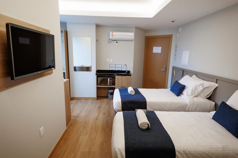 Deluxe Twin Room | Minibar, in-room safe, WiFi (free), bed sheets
