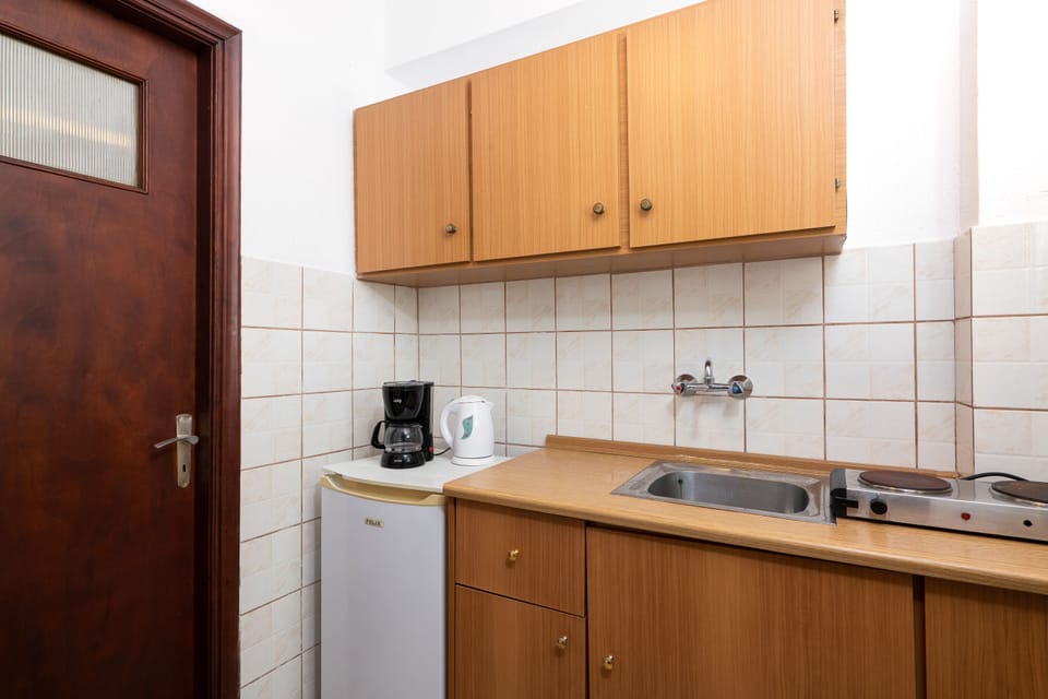 Studio (twin) | Private kitchenette | Fridge, electric kettle