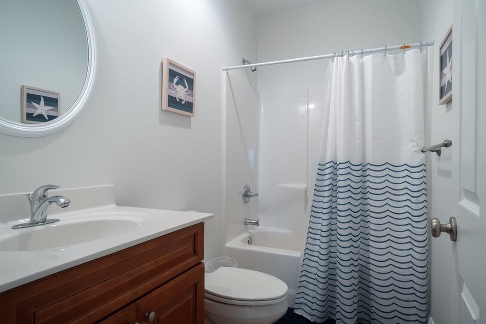1st FLOOR 1 QUEEN BATHROOM
