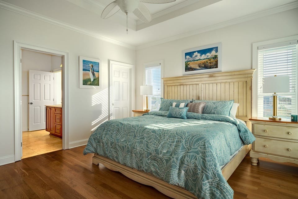 2nd FLOOR KING MASTER BEDROOM