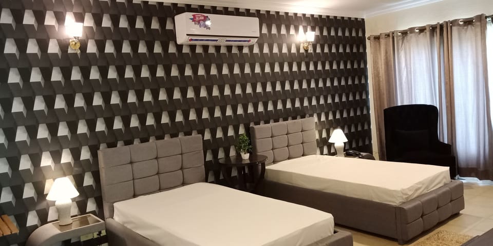 Deluxe Room, 1 King Bed, Smoking | 1 bedroom, individually decorated, individually furnished