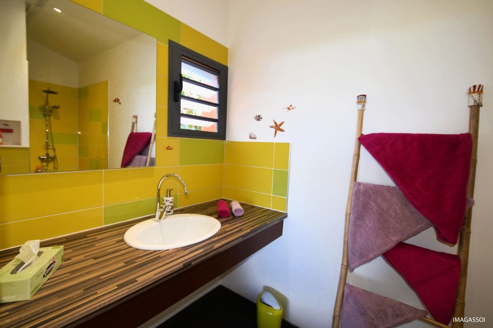 Comfort Bungalow, Hot Tub, Lagoon View | Bathroom sink