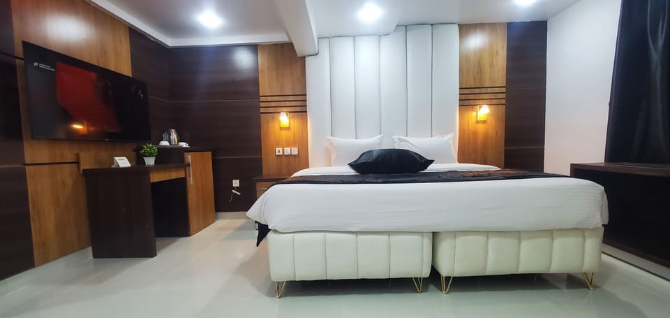 Executive Room | In-room safe, desk, laptop workspace, blackout drapes