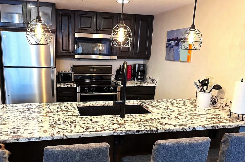 Great kitchen full size stainless appliances and stunning granite countertops!