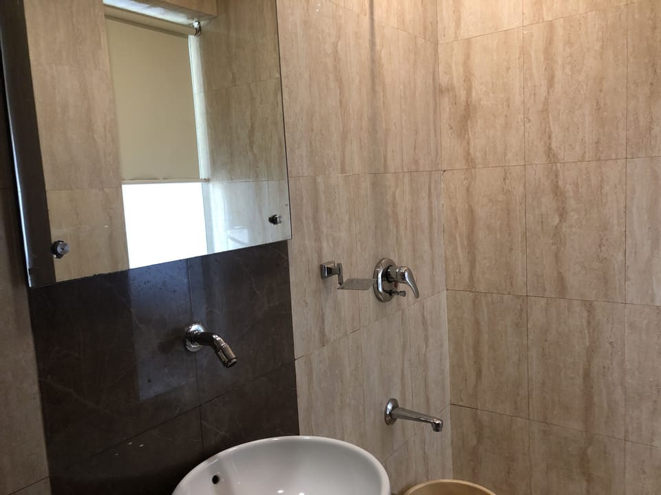 Shower, rainfall showerhead, free toiletries, towels