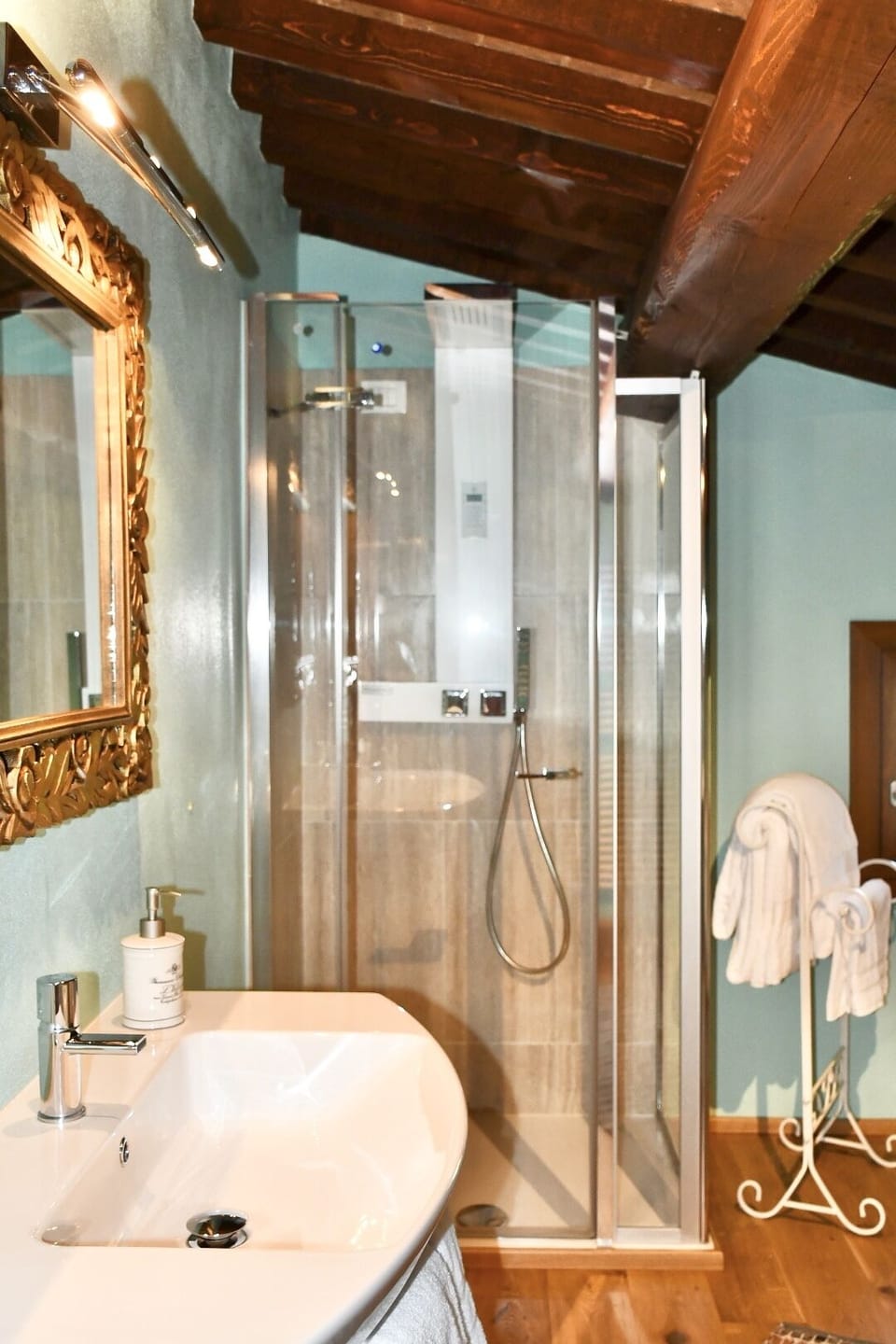 Triple Room | Bathroom | Combined shower/tub, jetted tub, free toiletries, hair dryer