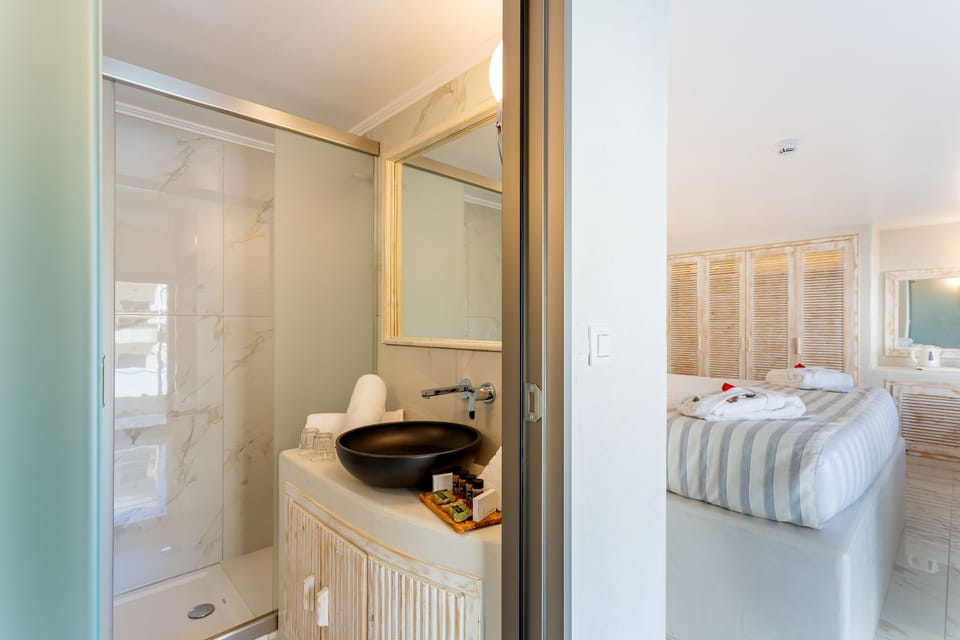 City Suite, 1 King Bed, Pool View | Bathroom | Free toiletries, hair dryer, towels