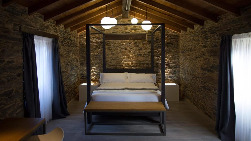 Deluxe Room, 1 Queen Bed (Dúas Augas) | Desk, blackout drapes, free WiFi