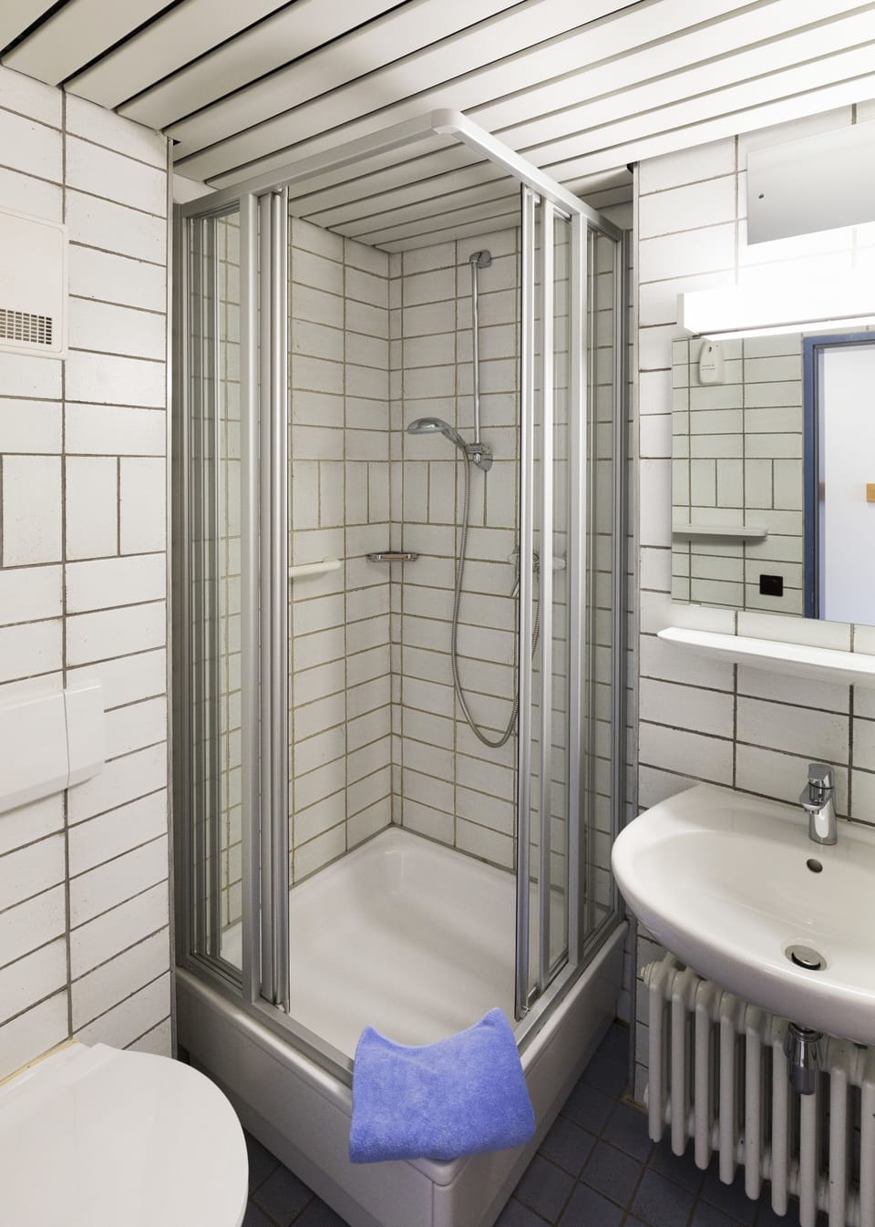 Comfort Twin Room | Bathroom | Shower, hair dryer