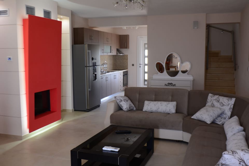 Deluxe Apartment, 3 Bedrooms, Sea View | Living area